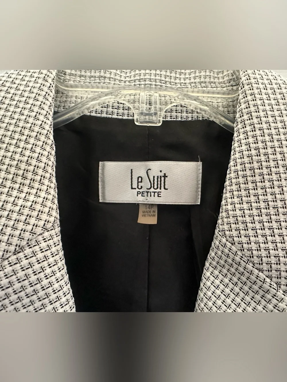 Gently worn women’s Le Suit Black & light gray Textured 2 Piece Pant Suit
